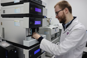 Labs_JamesCurtis_Chemist2.JPG