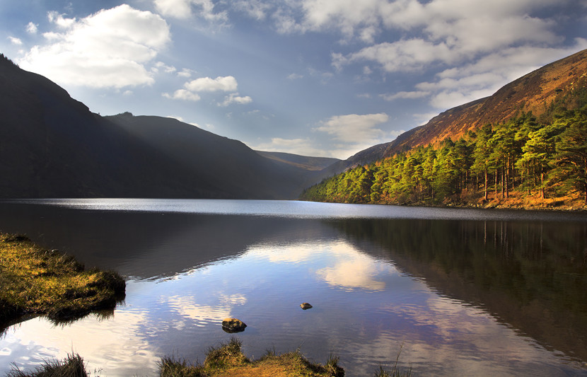 Beautiful view of a lake with mountains