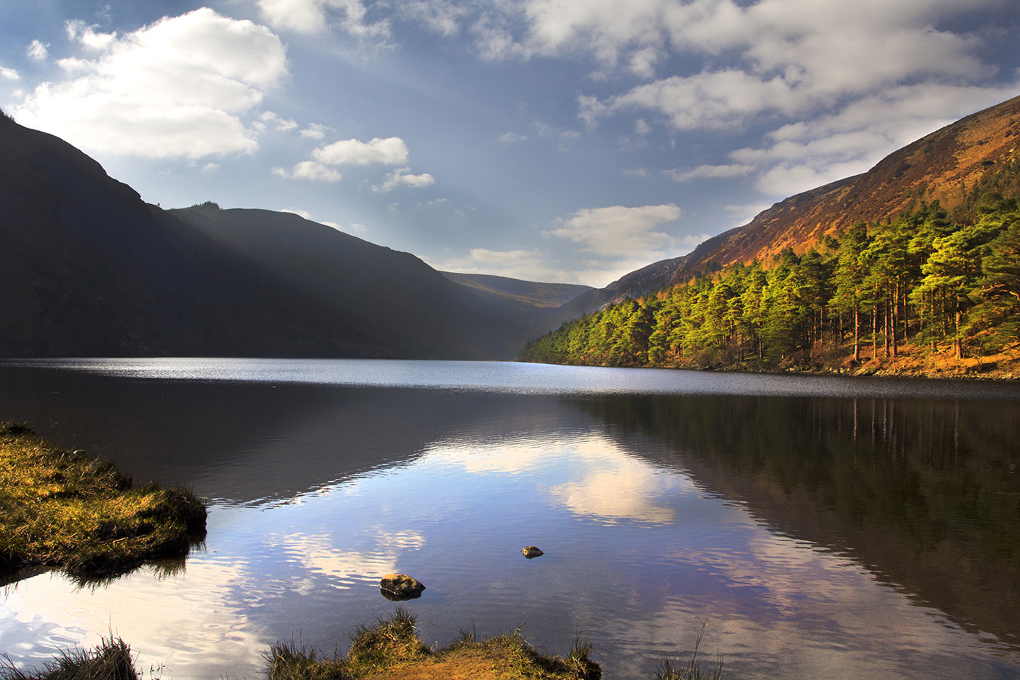 Beautiful view of a lake with mountains