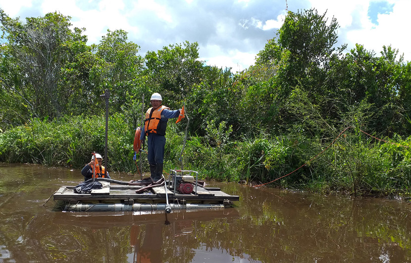 planting hyrodphones in Suriname on a seismic survey
