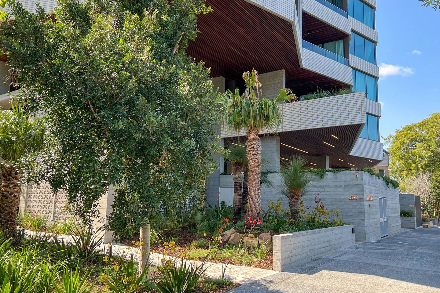 Riviere apartments: the multi-unit residential tower at Kangaroo Point, the recipient of the distinguished Award of Excellence in the Gardens category. 